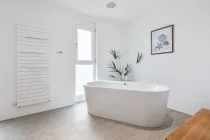 Eltern-Badezimmer en suite mit freistehender Wanne und bodentiefer Dusche