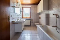 Renoviertes Badezimmer mit Wanne und Dusche im Erdgeschoss