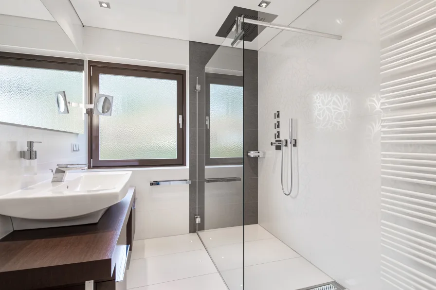 Modernes Badezimmer mit Fußbodenheizung und Rain-Shower-Dusche, Villeroy & Boc