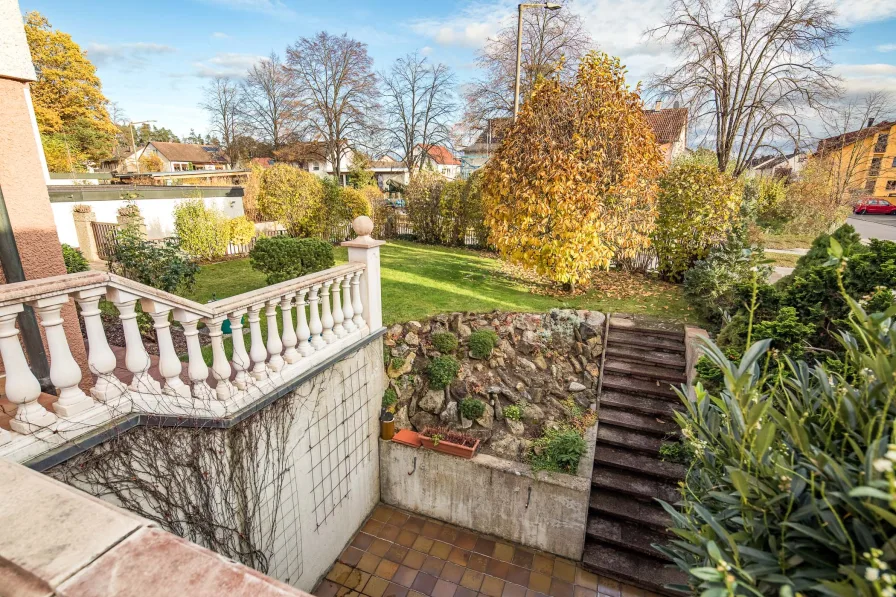 Herrlicher Vorgarten und Terrasse des Schwimmbads