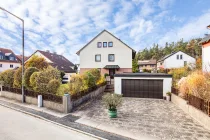 Blick auf die Doppelgarage mit elektrischem Tor und viel Platz für Ihren F