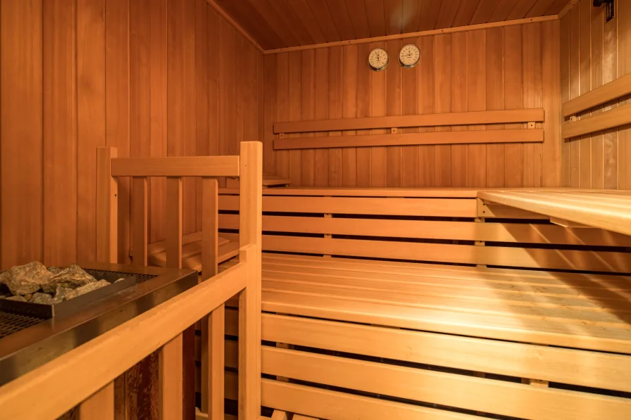 Hochwertige "Klafs"-Sauna im Wellnessbereich mit Dusche und Badezimmer im Unte