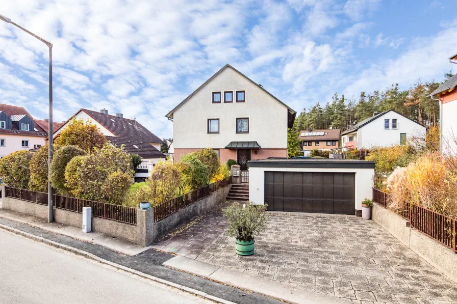 Blick auf die Doppelgarage mit elektrischem Tor und viel Platz für Ihren F - Haus kaufen in Roth - Wohnen und Arbeiten dort, wo andere Urlaub machen