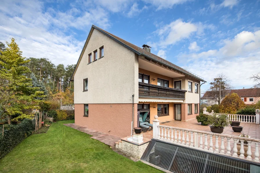 Blick auf die herrliche Sonnenterrasse und in den Garten im Südwesten