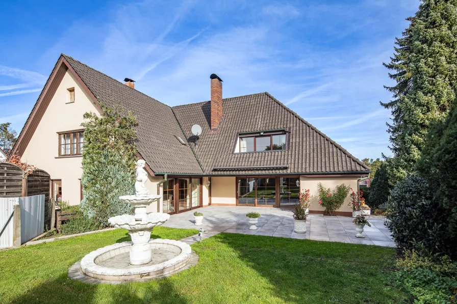 Titelbild - Haus kaufen in Schwabach - Großzügiges Zweifamilienhaus mit Potenzial