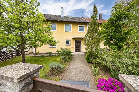 Ansicht auf das weit zurückversetzte Haus mit  Vorgarten - Haus kaufen in Roth - Renovierte Doppelhaushälfte in ruhiger Wohnlage Roths