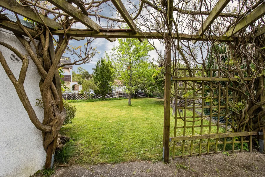 Blick von der Pergola in den weitläufigen und sehr gepflegten Südgarten