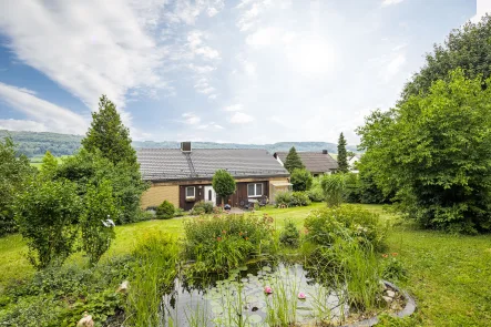 Außenansicht der Immobilie - Haus kaufen in Thalmässing - Bungalow auf 2.605 m² großen Grundstück mit Potenzial