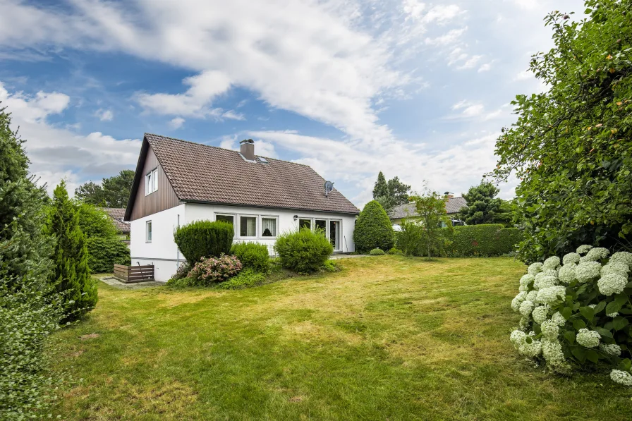 Blick auf den großzügigen Garten - Haus kaufen in Schwabach - Ein-/ Zweifamilienhaus in bevorzugter Lage von Schwabach