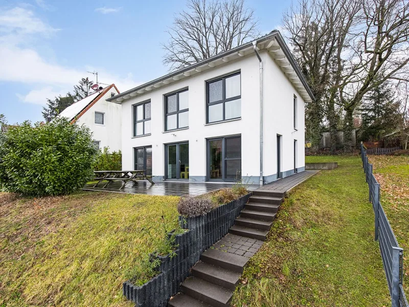 Titelbild - Haus kaufen in Schwabach - Neuwertiges Einfamilienhaus im Toskana-Stil mit idyllischem Weitblick