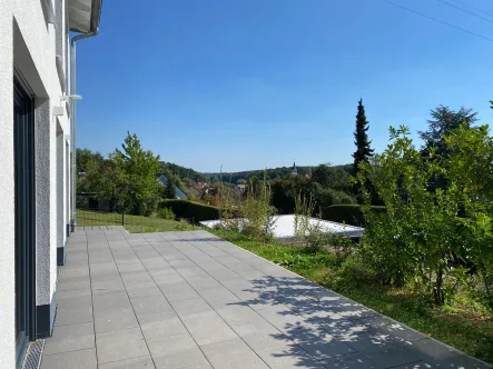 Blick auf die sonnige Südterrasse - Haus kaufen in Schwabach - Neuwertiges Einfamilienhaus im Toskana-Stil