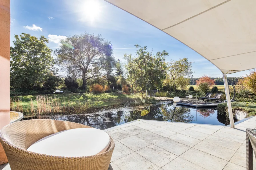 Entspannender Blick auf den Schwimmteich im herrlich angelegten Garten - Haus kaufen in Wendelstein - Exklusive Materialien vereinen großzügige Wohnflächen und spektakulären Weitblick