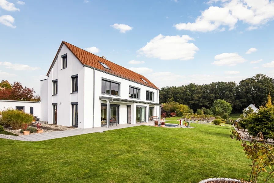 Gartenansicht mit Blick auf den Pool - Haus kaufen in Kammerstein/ Oberreichenbach - Stilvolles Architektenhaus vereint moderne Technik und Ausstattung mit Fernblick