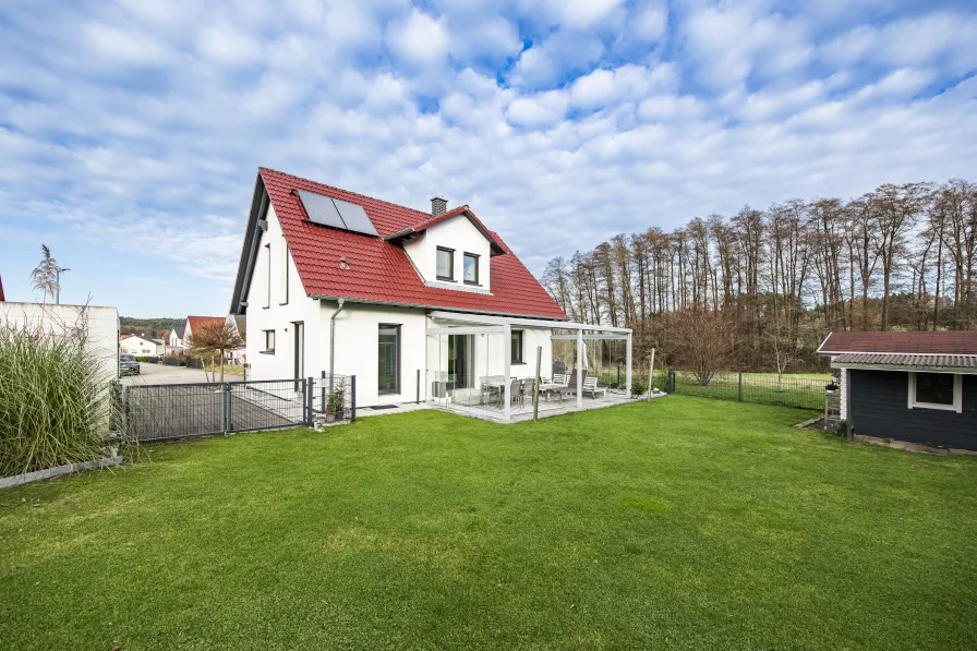 Freistehendes Einfamilienhaus mit großem Garten am Rande der Bebauungsgrenze - Haus kaufen in Heideck - Neuwertiges Einfamilienhaus am Rande der Bebauungsgrenze