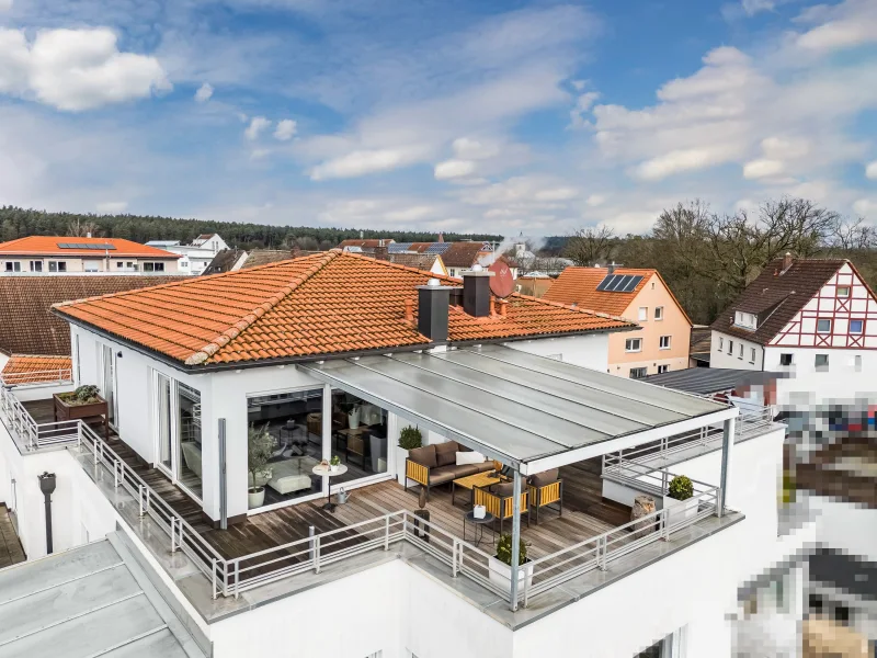 Vogelperspektive auf das Penthouse mit umliegender Dachterrasse und Edelstahlgelän