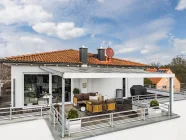 96 m² große Dachterrasse mit Stahlpergola und immerwährendem "Bangkirai"-T