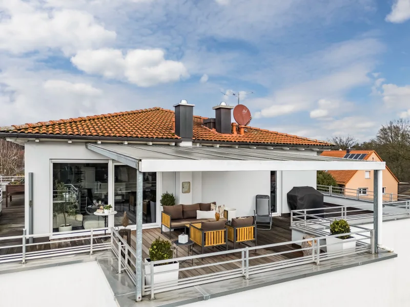 96 m² große Dachterrasse mit Stahlpergola und immerwährendem "Bangkirai"-T - Wohnung kaufen in Schwarzenbruck - Modernes, altersgerechtes Penthouse mit direktem Aufzug