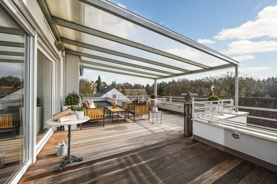 Großzügige Dachterrasse  mit beständigem "Bangkirai"-Tropenholzboden