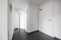 Einladende Diele der unteren Wohnung mit Blick Richtung Wohnungsausgang, Abstell