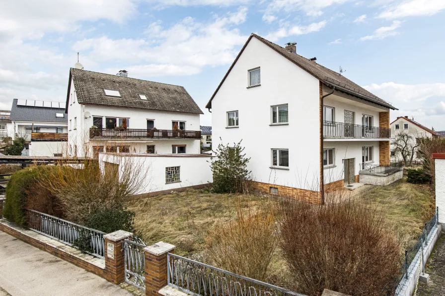 Frontansicht der Immobilie - Haus kaufen in Rednitzhembach - Großzügiges Zwei-/ Dreifamilienhaus zur freien Gestaltungsmöglichkeit