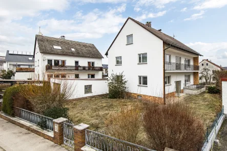 Frontansicht der Immobilie - Haus kaufen in Rednitzhembach - Großzügiges Zwei-/ Dreifamilienhaus zur freien Gestaltungsmöglichkeit