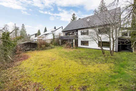 Blick auf den großzügigen Garten - Haus kaufen in Rednitzhembach - Großzügiges Einfamilienhaus mit Garten in Rednitzhembach – Modernisierungspotenzial inklusive!