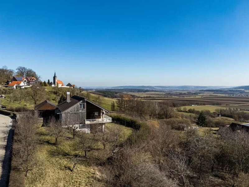 Ansicht auf das Haus - Haus kaufen in Heideck - Charaktervolle Immobilie mit Entwicklungspotenzial und traumhaftem Blick ins Grüne