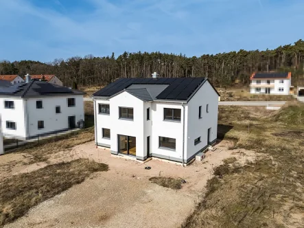 Blick auf das neu erbaute Einfamilienhaus in einem kleinen Neubaugebiet am Ran - Haus kaufen in Allersberg - Luxuriöses Traumhaus zum Erstbezug in Allersberg – Exklusive Oase nahe Nürnberg