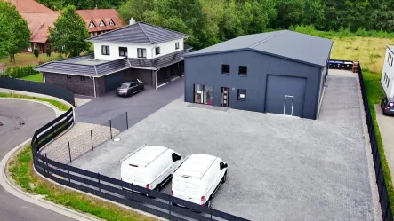  - Halle/Lager/Produktion kaufen in Neumünster - Büro-Geschäftsgebäude /Lagerhalle in TOP Lage mit hochwertigem Einfamilienhaus