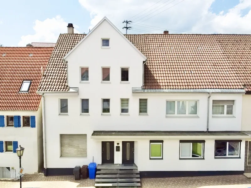 Blick von der Straße - Haus kaufen in Winterlingen - Attraktives Wohnhaus mit 3 separaten Wohneinheiten
