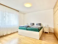 Großes und helles Schlafzimmer mit Einbauschrank