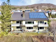 Blick auf das Wohnhaus mit PV-Anlage