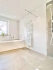 EG Bad Modernes Badezimmer (2013) mit begehbarer Dusche