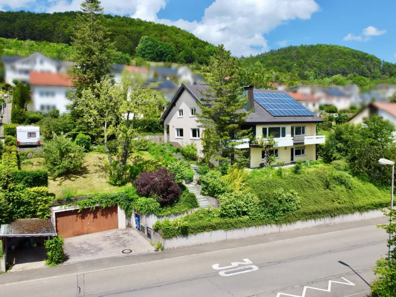 Ansicht auf das traumhafte Anwesen - Haus kaufen in Albstadt - Modernisiertes Anwesen mit Naturidylle und herrlichem Weitblick