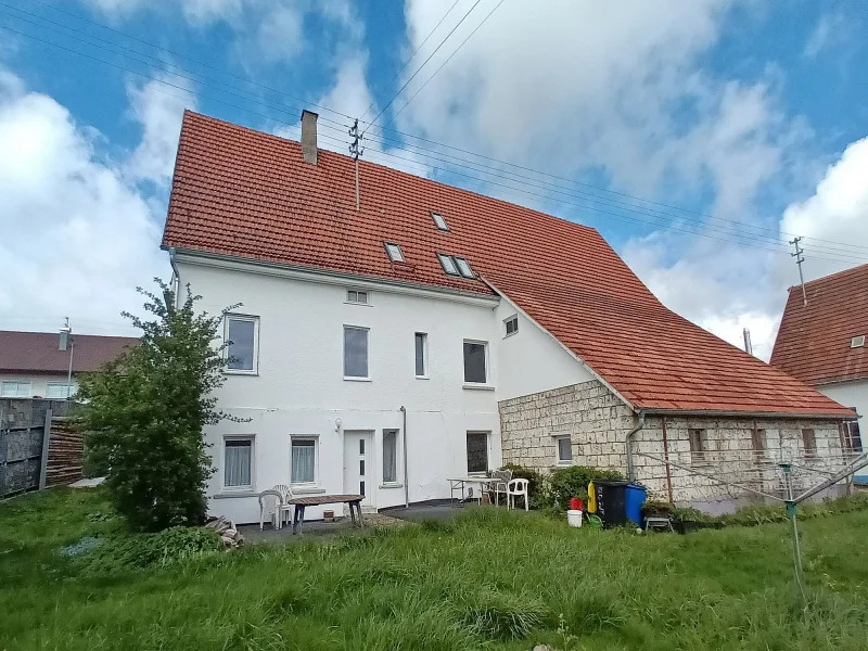 Gartenansicht - Haus kaufen in Gunningen - Schönes Landhaus mit viel Platz und Ausbaupotenzial - zusätzliche landwirtschaftliche Flächen möglich!!