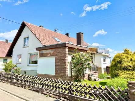 Ansicht von der Straße - Haus kaufen in Balingen-Weilstetten - Traumhaftes Wohnen im geräumigen EFH in ruhiger Lage  mit Garten und Teich