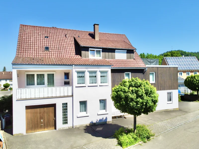 Titelbild - Haus kaufen in Rangendingen - Ideale Anlage: gepflegtes ZFH (mit ELW) mit Garagen und Dachterrasse