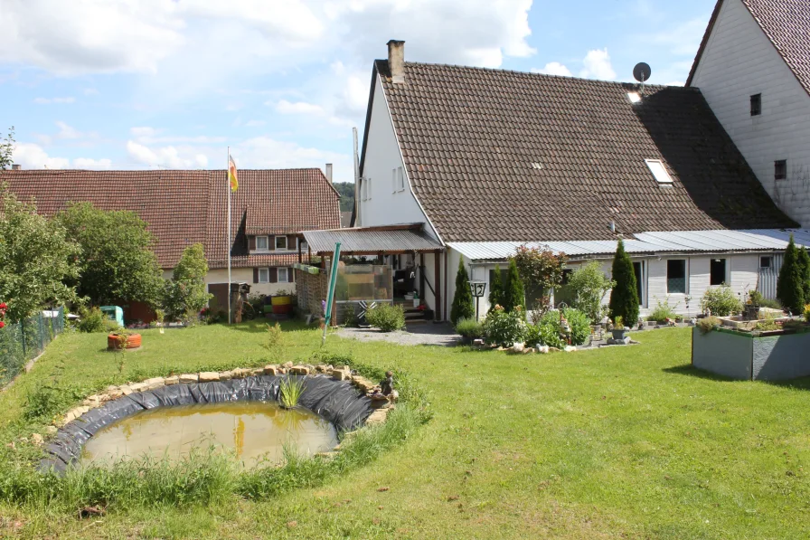 Rückansicht des Hauses - Haus kaufen in Vöhringen - Schönes Landhaus mit 2 Wohneinheiten und viel Platz!