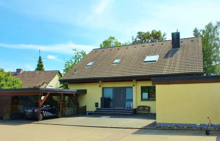 Frontansicht des Hauses - Haus kaufen in Bad Dürrheim - Sunthausen - Großes Einfamilienhaus mit Einliegerwohnung in toller Ortsrandlage!