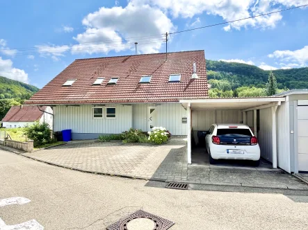 Blick auf das Haus - Wohnung kaufen in Albstadt - Gemütliche Eigentumswohnung mit Gartenbereich