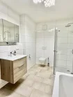 Badezimmer mit Dusche, Badewanne und WC