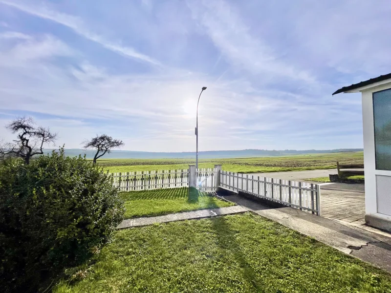 Vorgarten mit Blick in die Natur