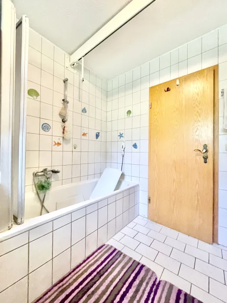 Badezimmer mit Badewanne