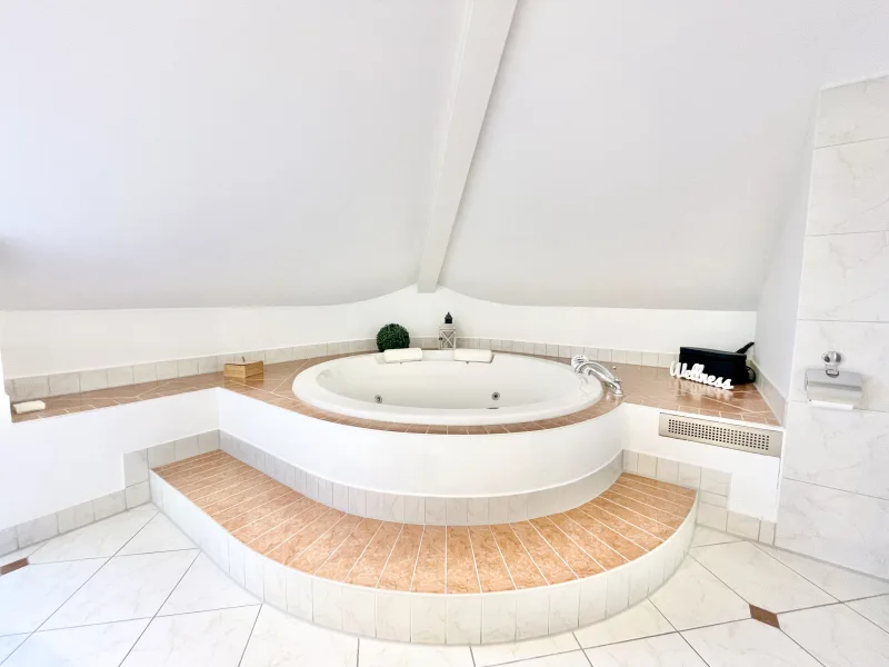 OG Badezimmer - Badewanne mit Whirlpooleigenschaft