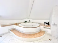 OG Badezimmer - Badewanne mit Whirlpooleigenschaft