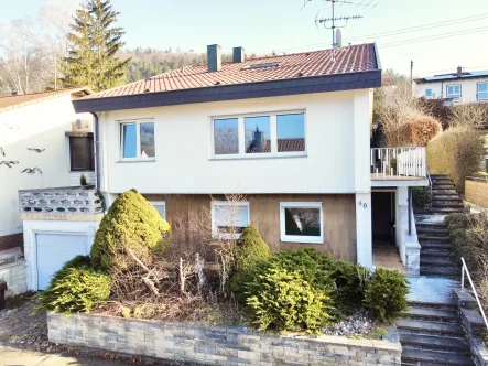 Hausansicht - Haus kaufen in Burladingen - Charmantes Einfamilienhaus in ruhiger Hanglage