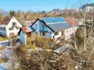 Ausblick über den Garten auf die großzügige Doppelhaushälfte