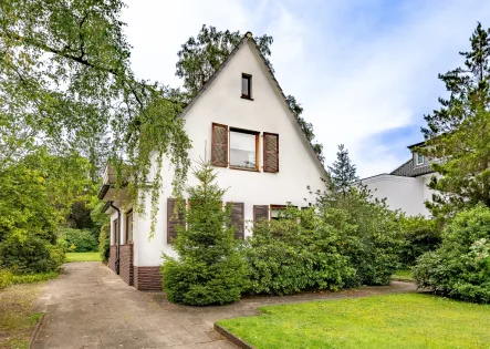 Straßenansicht - Haus kaufen in Hamburg / Blankenese - Klassisches weißes Einfamilienhaus in Blankenese