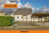 Einfamilienhaus mit Garage und Carport