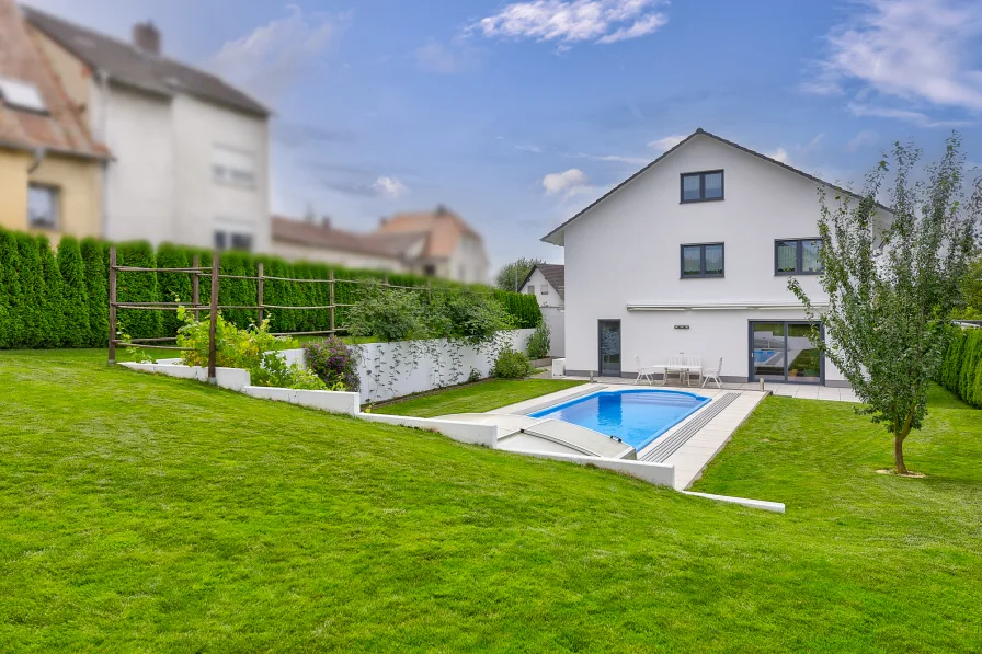 Gartenbereich mit Blick auf den Pool